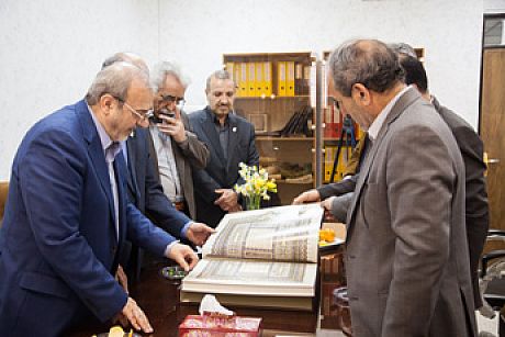 بانک پاسارگاد  کتاب شاهنامه شاه‌طهماسبی را به‌ دانشگاه‌های شیراز اهدا کرد