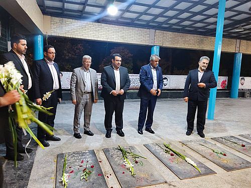 ادای احترام مدیرعامل بانک ملی ایران به مقام شامخ شهدا با حضور در گلزار شهدای شیراز