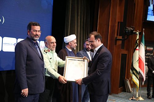 تجلیل از مدیرعامل بیمه البرز به عنوان جهادگر اقتصادی