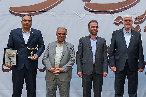  تندیس زرین چهاردهمین دورۀ جایزه مالی ایران به بانک پاسارگاد اهدا شد 
