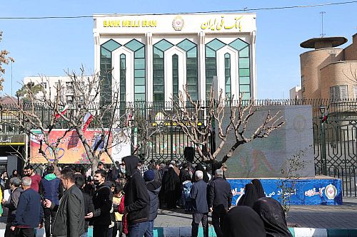 ارائه خدمات در غرفه های بانک ملی ایران در راهپیمایی یوم الله 22 بهمن