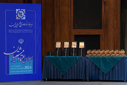 اهدا نشان ملی اعتماد مشتریان در صنعت بانکداری به بانک پاسارگاد 