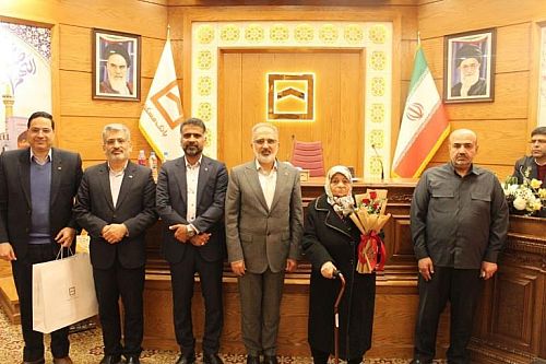  مدیون والدین شهدایی هستیم که فرزندان خود را در راه انقلاب نثار کردند