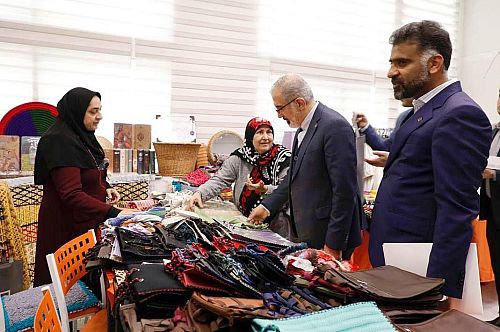  تجلیل دکتر خورسندیان از زنان سرپرست خانوار در سالروز ولادت حضرت زهرا (س)