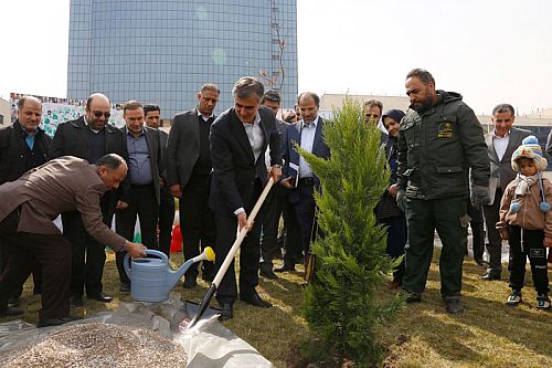  رئیس کل بانک مرکزی چند اصله نهال در محوله این بانک غرس کرد 