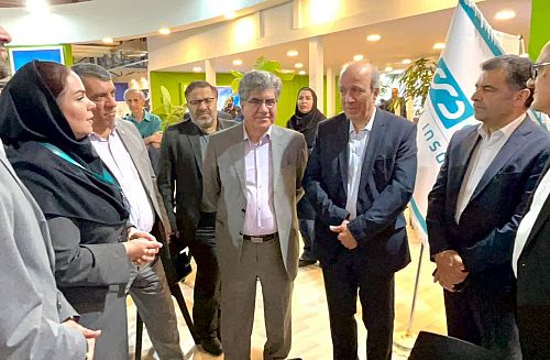 بازدید مشاور مدیرکل درمان بنیاد شهید از غرفه بیمه دی 