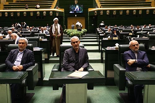 مدنی زاده با رأی اعتماد نمایندگان وزیر اقتصاد شد