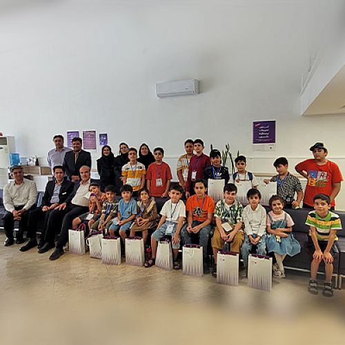 بازدید دانش‌آموزان از شعبه مطهری یزد بانک اقتصادنوین