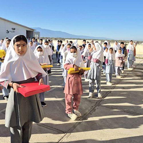 بانک اقتصادنوین 4700 پک نوشت‌افزار را به مناسبت روز دانش‌آموز اهدا کرد