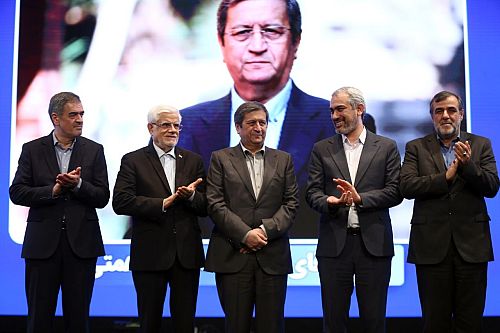  ردای چهره ماندگار صنعت بیمه در سال ۱۴۰۴ بر قامت دکتر عبدالناصر همتی