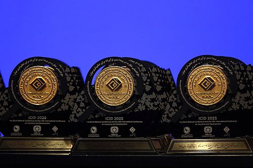 تقدیراز مدیران و کارکنان برتر صنعت بیمه