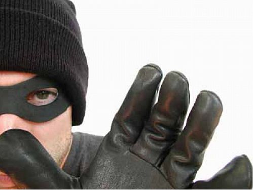 دزدها با لودر به یک بانک حمله کردند