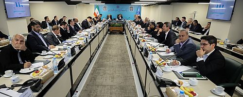  همتی: بانک‌ها همزمان با کنترل نقدینگی بر تأمین مالی تولید متمرکز شوند