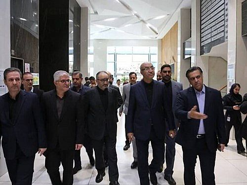 استاندار کرمانشاه به همراه دکتر پرتوافکنان عضو هیأت مدیره بانک سپه با حضور در بیمارستان حکیم از بخش‌های مختلف این مرکز درمانی بازدید کردند