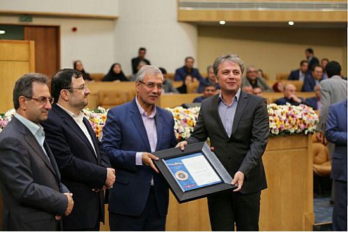 دریافت نشان برنزین نخستین همایش مسئولیت اجتماعی کشور  توسط بیمه ما 