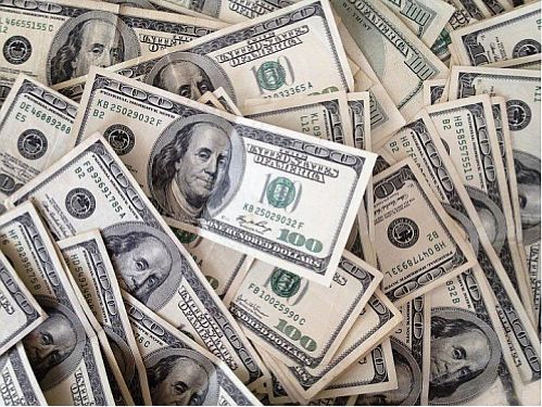 صرافی بانک توسعه صادرات اسکناس دلار به متقاضیان عرضه می‌کند