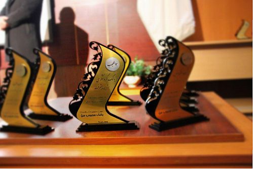 اهدای نشان برترین پیشرفت جشنواره بانک محبوب من به بانک گردشگری 