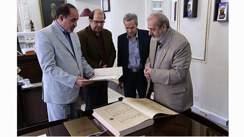 بانک‌پاسارگاد، کتاب نفیس قرآن‌طباخ را‌ به استانداری مرکزی و انجمن آثار و مفاخر فرهنگی اهدا کرد