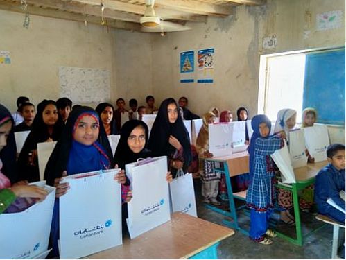 توزیع هدایای گروه مالی سامان میان دانش‌آموزان محروم چابهار