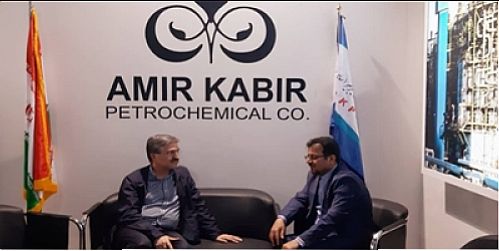 بازدید مدیرعامل بانک رفاه از غرفه پتروشیمی امیرکبیر در نمایشگاه نفت