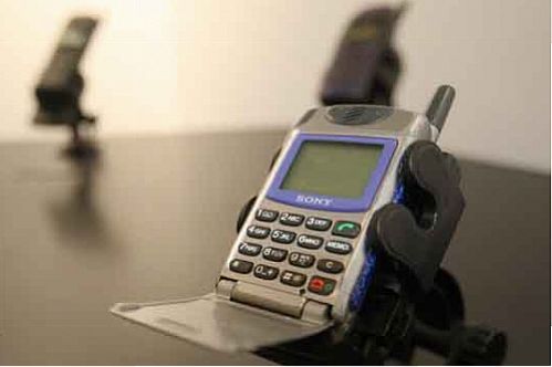 سرگردانی دارندگان تلفن‌های همراه غیرهوشمند در بانک‌ها