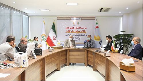 بانک پاسارگاد 350 هزار ماسک N95 و 10 هزار واحد لباس مخصوص بیماران کرونایی اهدا کرد