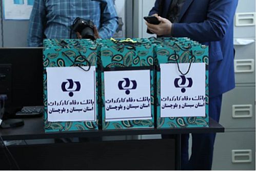  تبلت های اهدایی بانک رفاه کارگران به دانش آموزان سیستانی رسید
