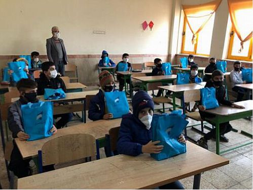 هدایای بانک سرمایه به دانش‌آموزان تعدادی از مدارس مناطق محروم کشور
