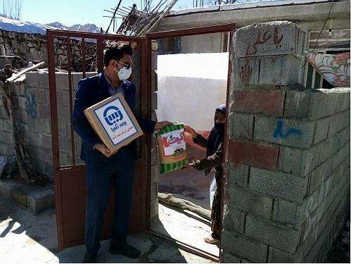  توزیع کمک های معیشتی بیمه آسیا در شهر زلزله زده سی سخت 