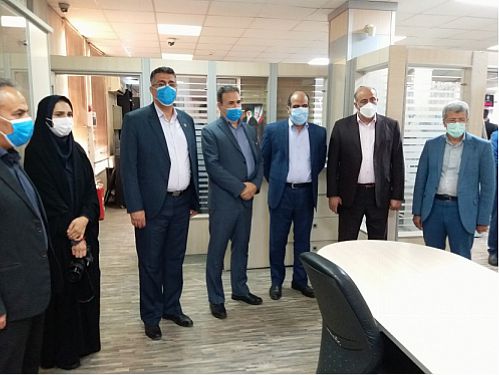دیدار معاون شعب بانک ملی ایران با خانواده همکار جانباخته در اثر کرونا 