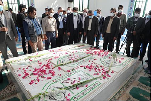  مدیر عامل بانک رفاه کارگران به شهدای گمنام شهداد ادای احترام کرد