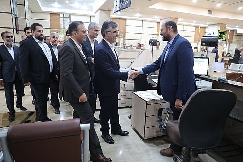 بازدید دکتر فرزین از چند شعبه بانک ملی ایران در اصفهان