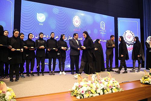 تقدیر از اعضای تیم ملی بانوان هاکی روی یخ توسط بانک ملی ایران 